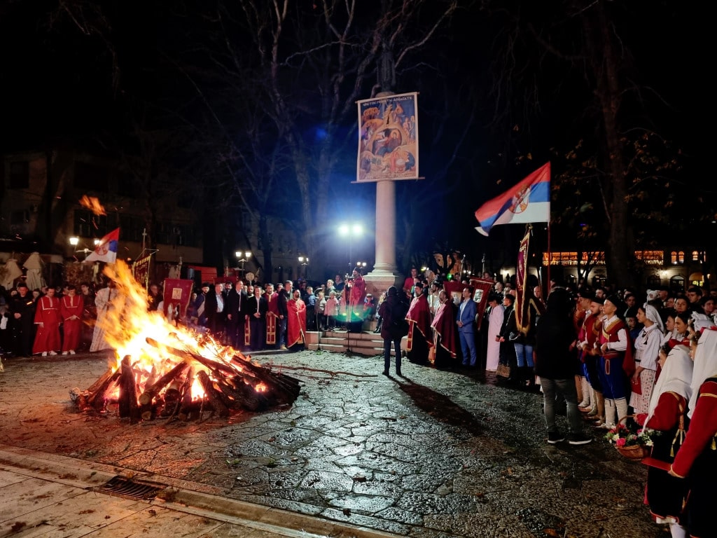 Свјетлост бадњака са Трга слободе обасјала Требиње