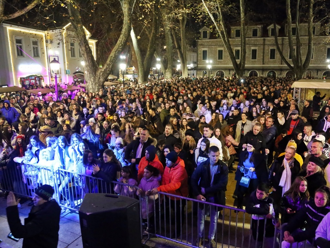 Требињци и бројни гости 2024. годину дочекали уз “ОК бенд”