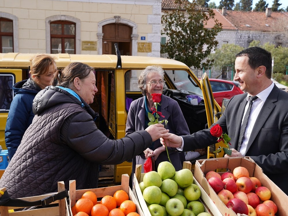 Градоначелник Ћурић честитао Требињкама Осми март
