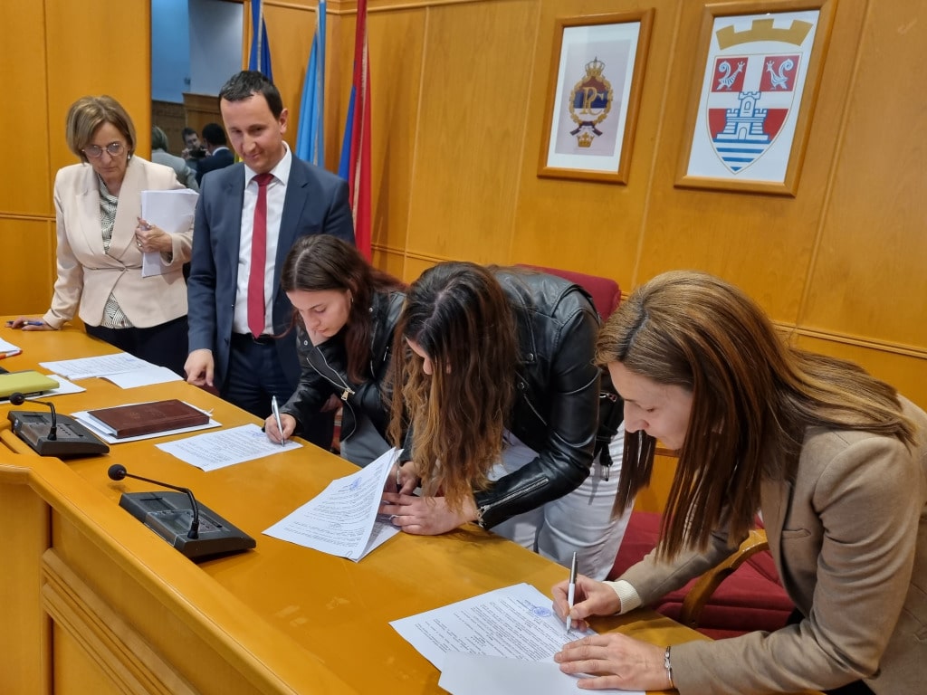 Потписани уговори о стипендирају са 45 студената, слиједе уговори за још 90