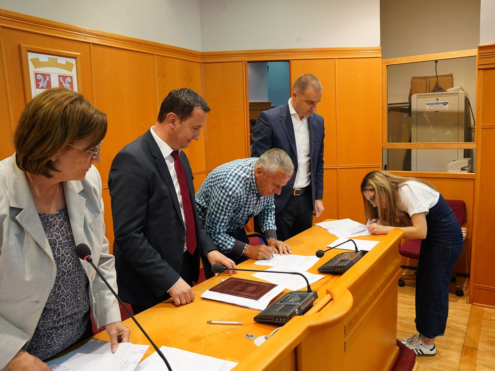 Potpisani ugovori o stipendiranju sa 90 redovnih studenata