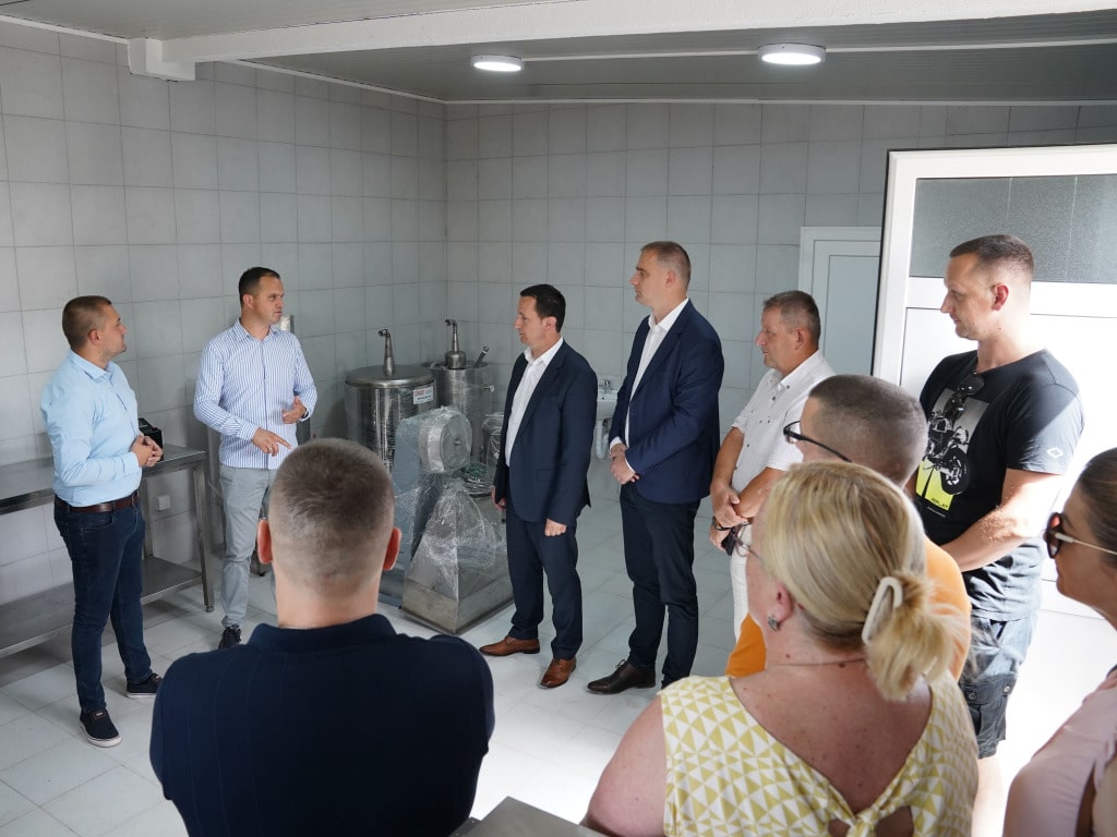 Пољопривредним произвођачима додијељене машине за паковање и прераду производа