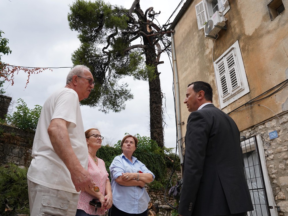 Gradonačelnik Ćurić obišao porodice kojima je grana stabla uništila dio krova