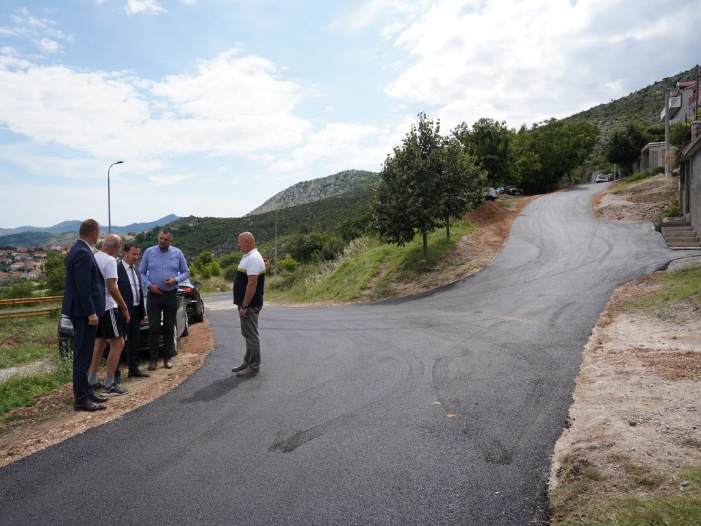 Асфалтирана улица у Подгљивљу