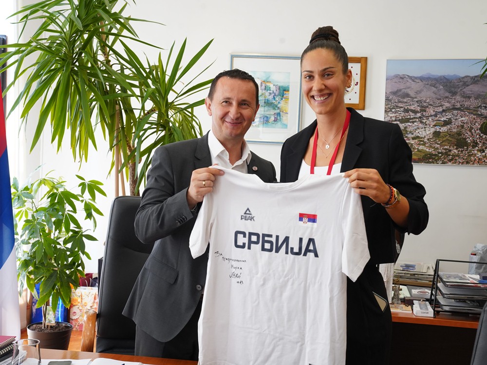 Gradonačelnik Ćurić organizovao prijem za košarkašicu Nikolinu Milić
