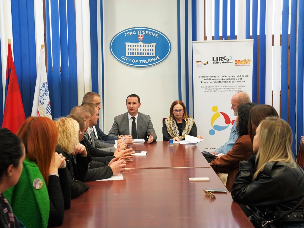 Потписани уговори о додјели материјалног гранта за покретање и оснаживање бизниса: 15 корисника добило по 6.750 марака