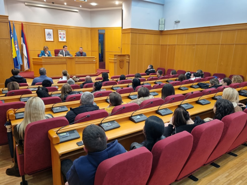 Град и ове године подржао дјецу која похађају подручне школе и дјецу без једног или оба родитеља