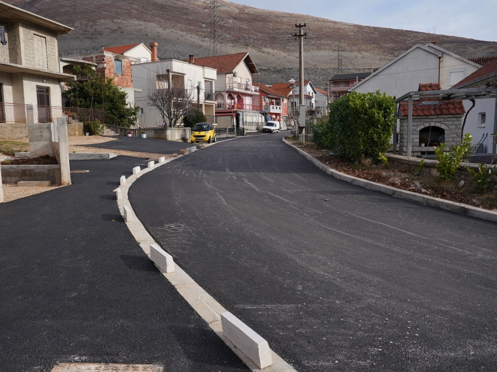 Gorička i ulica Jovana Deretića dobile asfalt, u toku radovi i u Policama