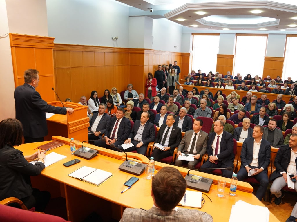 Јавна расправа у Требињу: Одржати уставни континуитет са Уставом из 1992. године