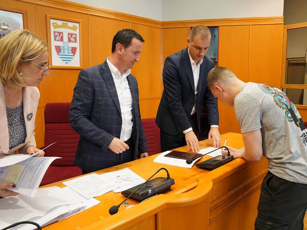 Потписани уговори за стипендирање бруцоша и ђака генерације