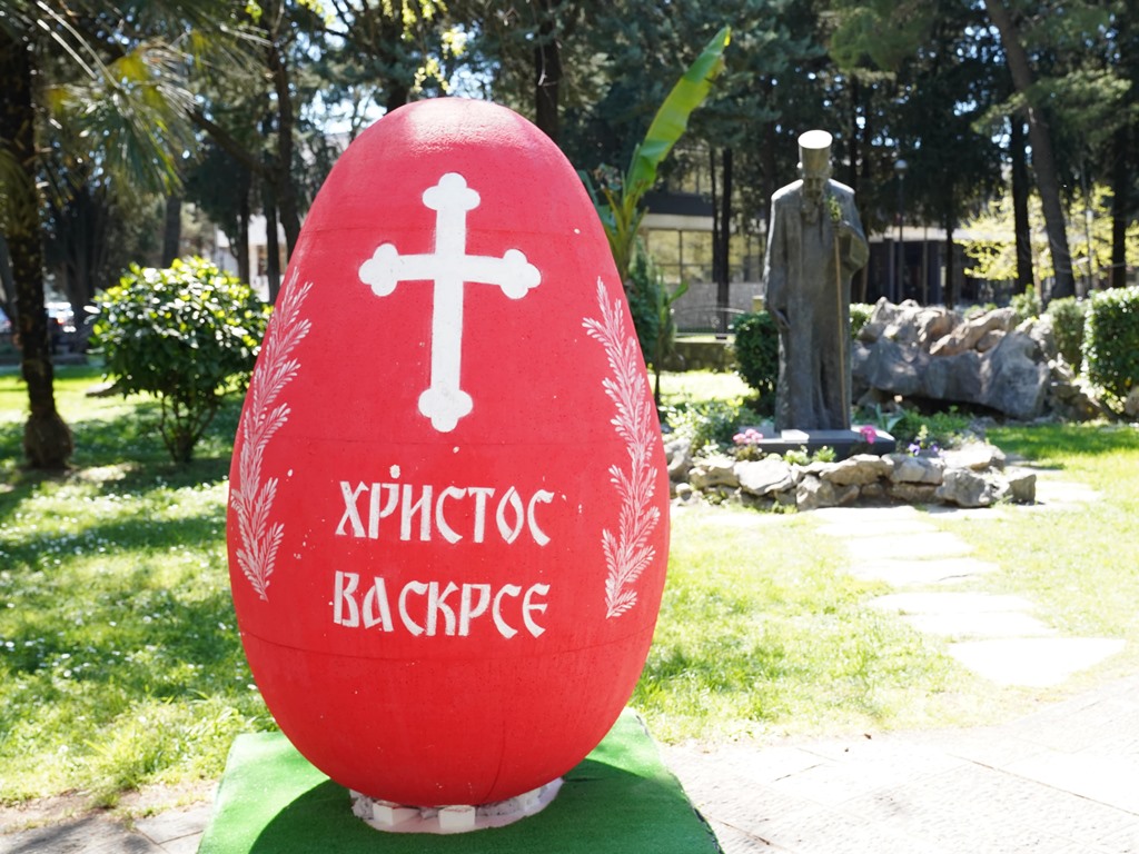 У сусрет Васкрсу: Градске улице украшене осликаним васкршњим јајима