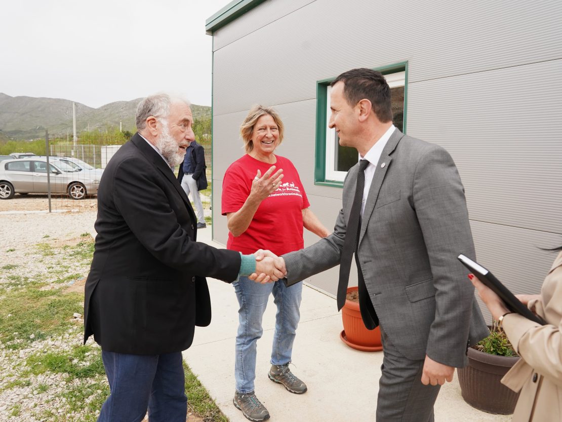 Градоначелник и директор „Мреже за животиње“ обишли азил за псе „Даница“ – требињски азил примјер у региону