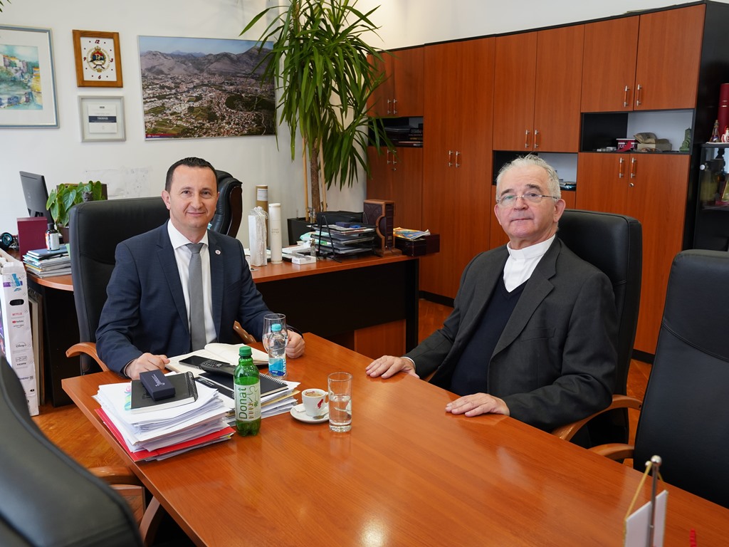 У сусрет Васкрсу: жупник Требињско-мрканске бискупије и дјеца из вртића „Наша радост“ посјетили градоначелника