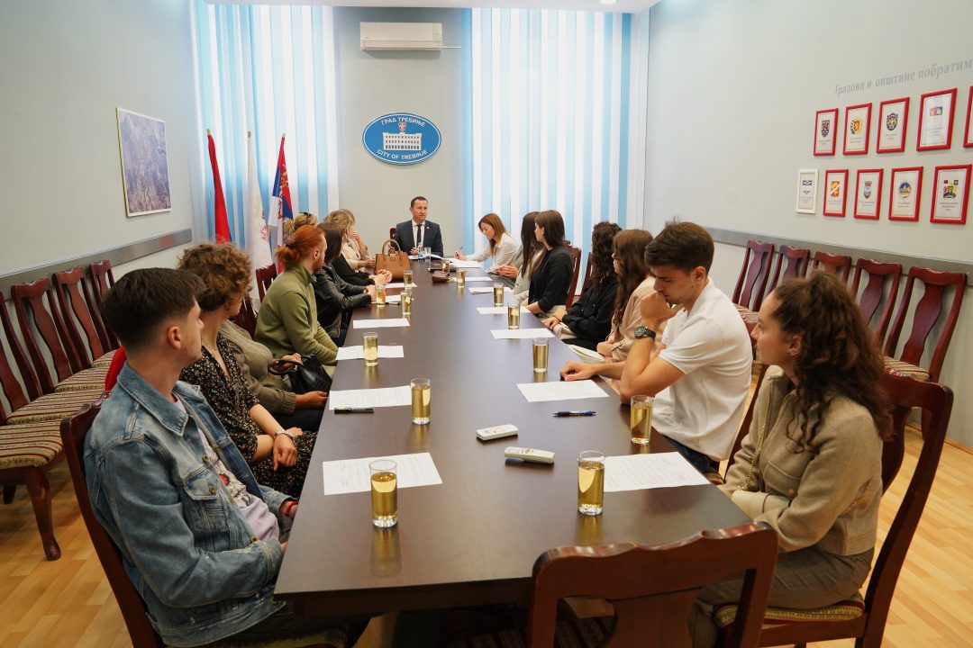 Стипендије за петнаест најуспјешнијих студената – Градоначелник потписао уговоре са студентима