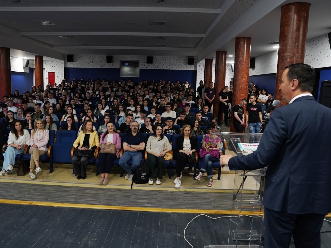 Око 200 ученика Економске школе из Бањалуке у посјети Требињу – Градоначелник упутио ријечи добродошлице