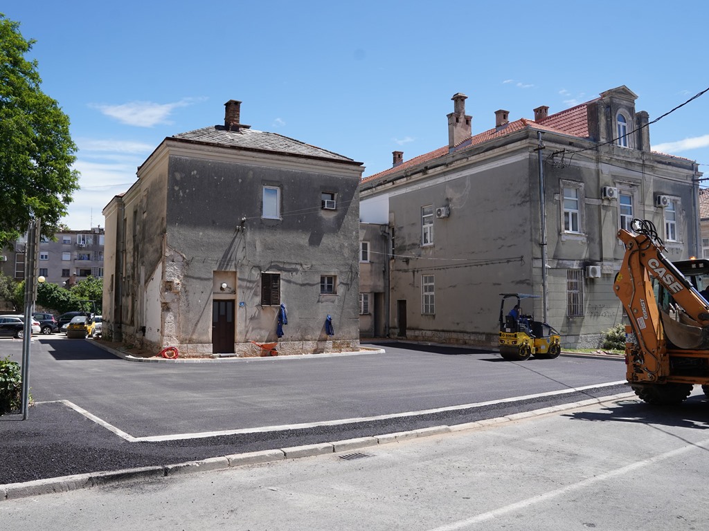 Радови на асфалтирању паркинга за кориснике услуга Дјечијег диспанзера Требиње се приводе крају