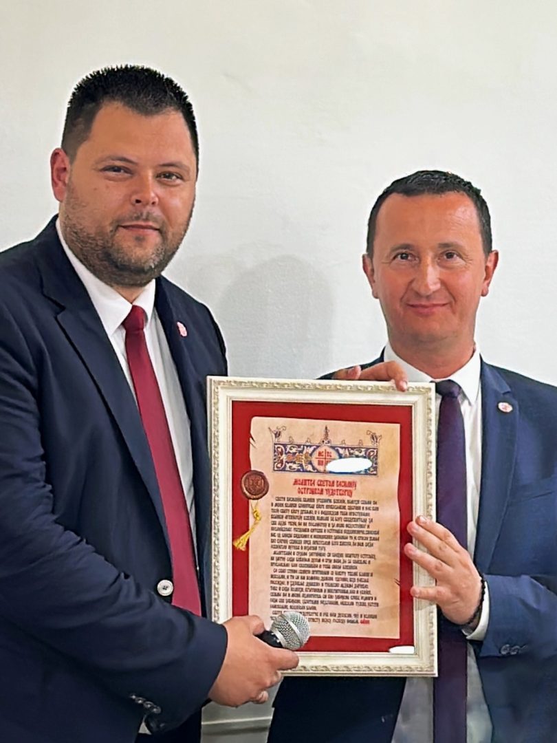 Градоначелнику Мирку Ћурићу уручена световасилијевска захвалница у Никшићу