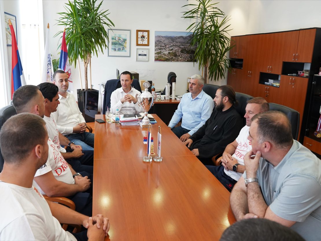 Пехар стигао у Требиње – Ветерани КМФ „Захумље“ на пријему код градоначелника