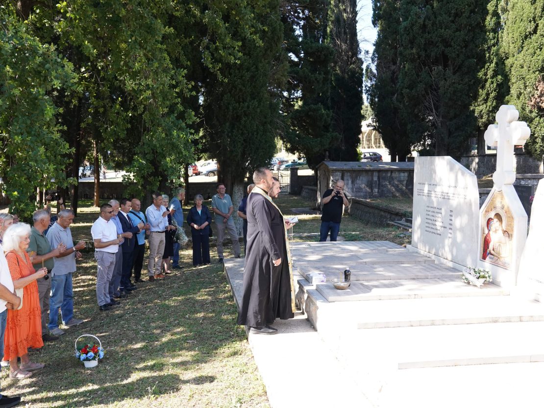 Сјећање на жртве и парастос страдалима у Придворачкој јами – Градоначелник положио цвијеће на спомен-обиљежје