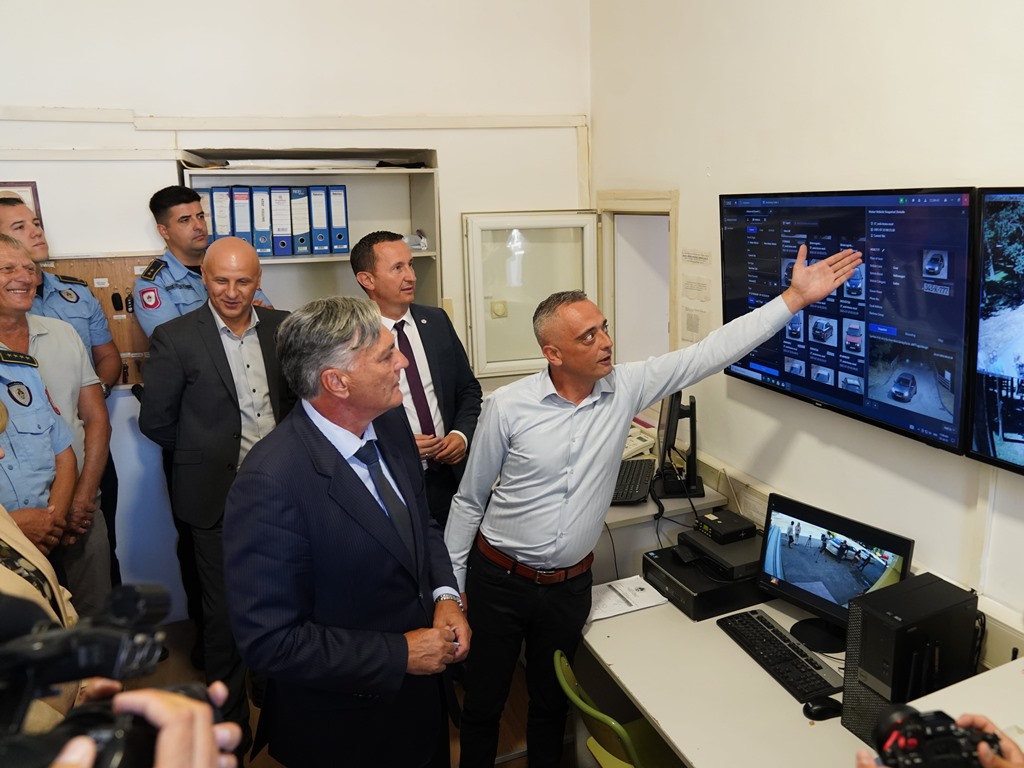Министар унутрашњих послова Републике Српске и градоначелник Требиња пустили у рад нови систем видео-надзора у Требињу