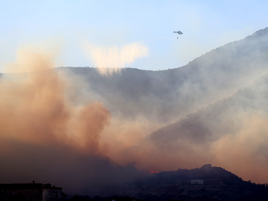Nastavak borbe s požarima u Trebinju – Novi helikopter angažovan u selu Žakovo