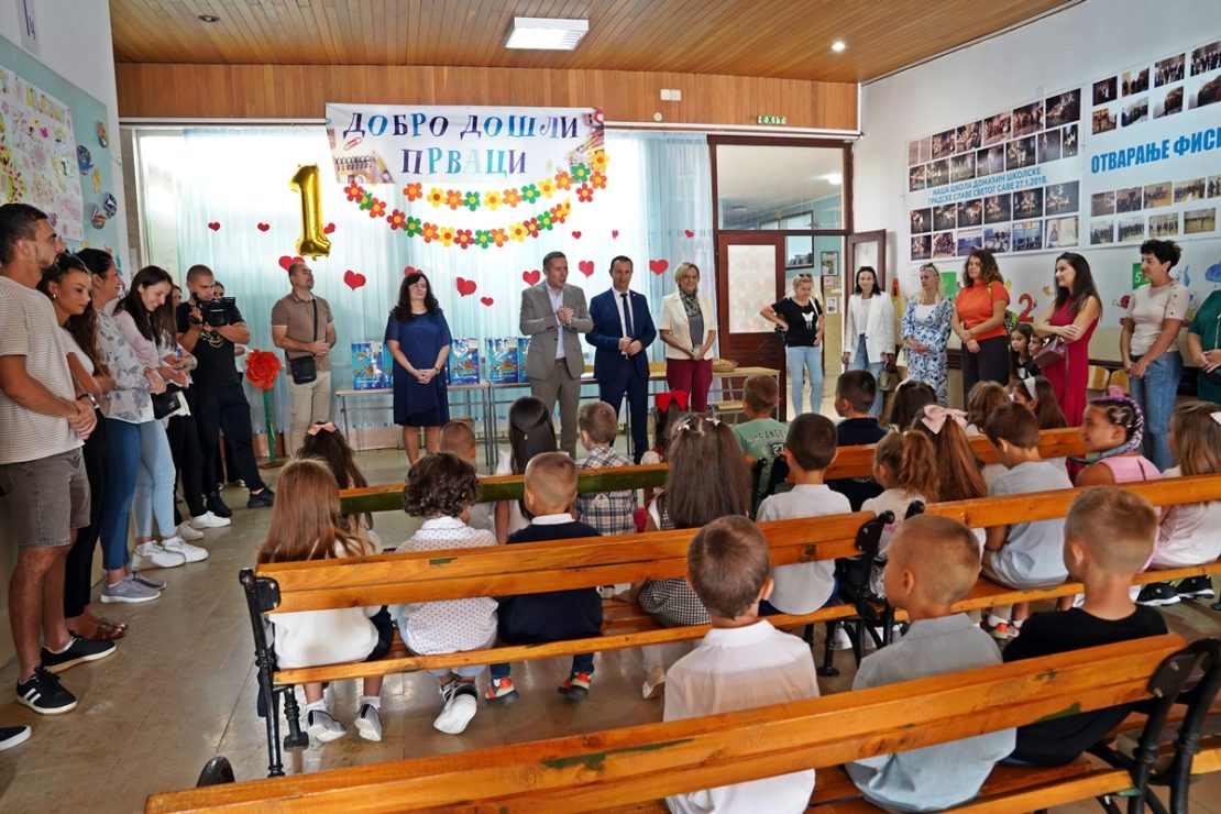 Добродошли првачићи! Срећно!
