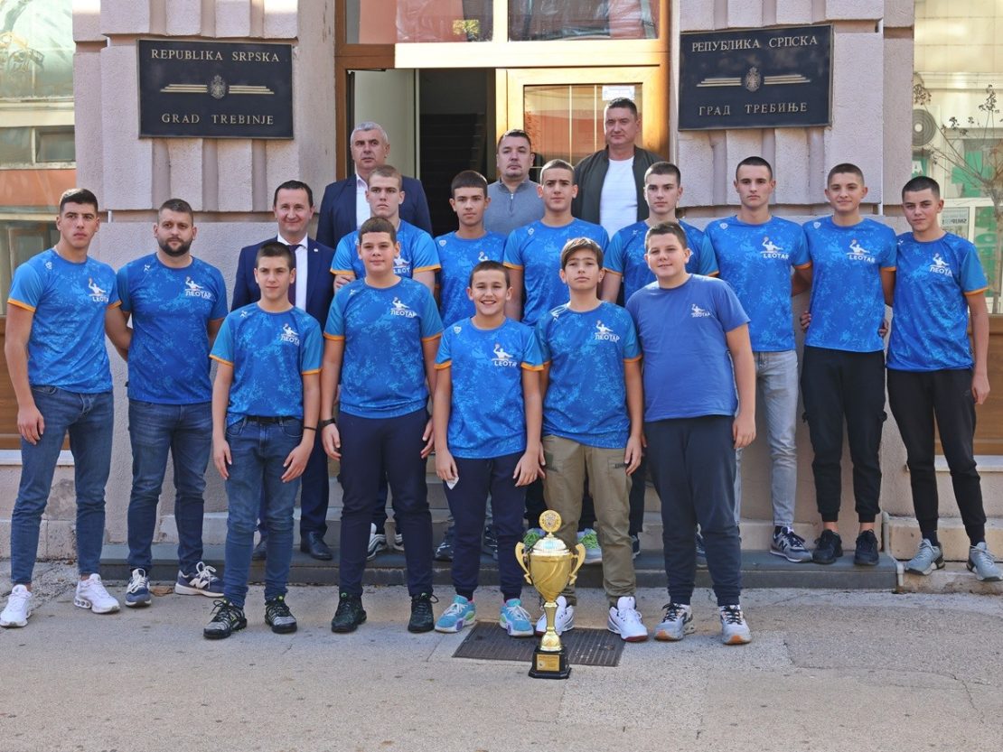 Ватерполо клуб „Леотар“ шампион БиХ у категорији У15 – Чланови клуба подијелили успјех са градоначелником Требиња
