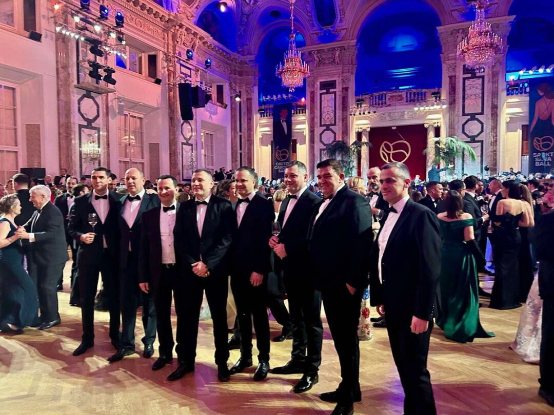 Хофбург у знаку Требиња: фолклор, хор и презентација града одушевили госте (ФОТО)