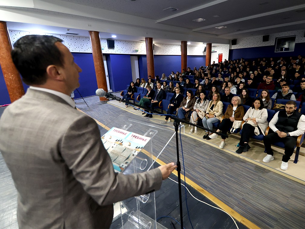 Бањалучки средњошколци у Требињу: стручна посјета, разговори са градоначелником Ћурићем и увид у развој града