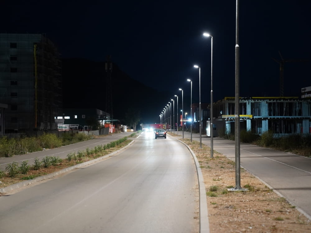Завршено постављање расвјете у улици Момира Булатовића (Фото)